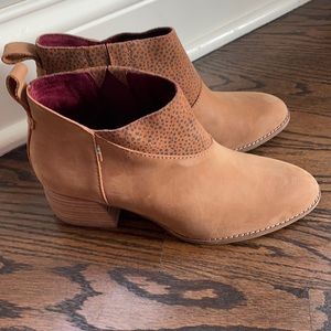 Toms women’s booties. Size 7.